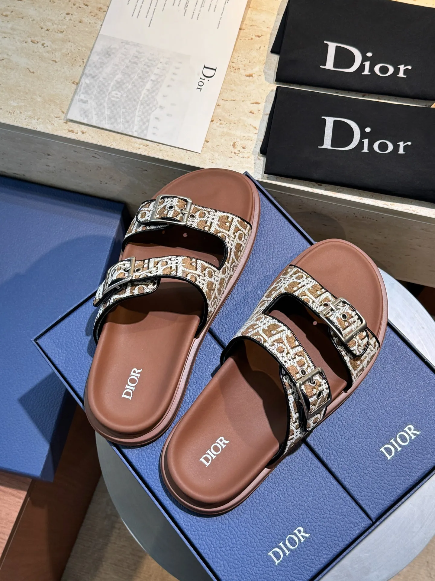 Factory price: 320💰Djia Aqua men's slippers and sandals, Dior's Aqua sandals are elegant and casual. The cross-strap design is reinterpreted in CD Diamond canvas, inspired by the brand's archives. Finished with a branded logo and tonal notch sole, they can be worn easily with shorts or jeans for a sophisticated look. Size:39-44(38 45 customized)